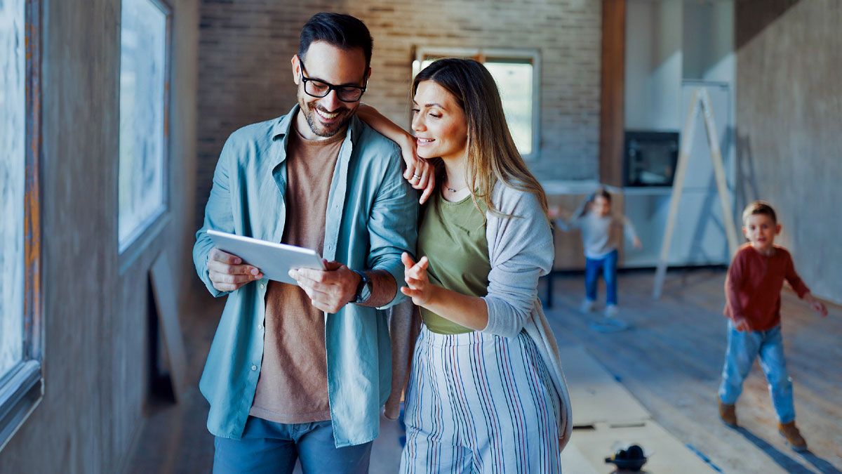 Real Estate agent talking to client